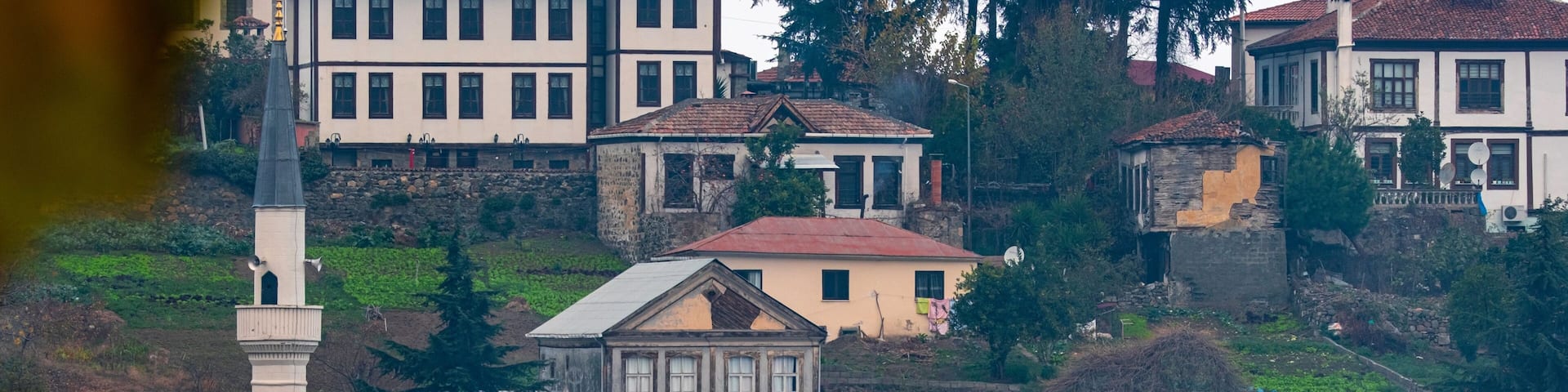 The historical Ortamahalle in Trabzon's Akçaabat district attracts attention tourists with its Ottoman houses, mansions, cobbled streets, fountains and neighborhood culture as a whole.