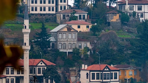 The historical Ortamahalle in Trabzon's Akçaabat district attracts attention tourists with its Ottoman houses, mansions, cobbled streets, fountains and neighborhood culture as a whole.
