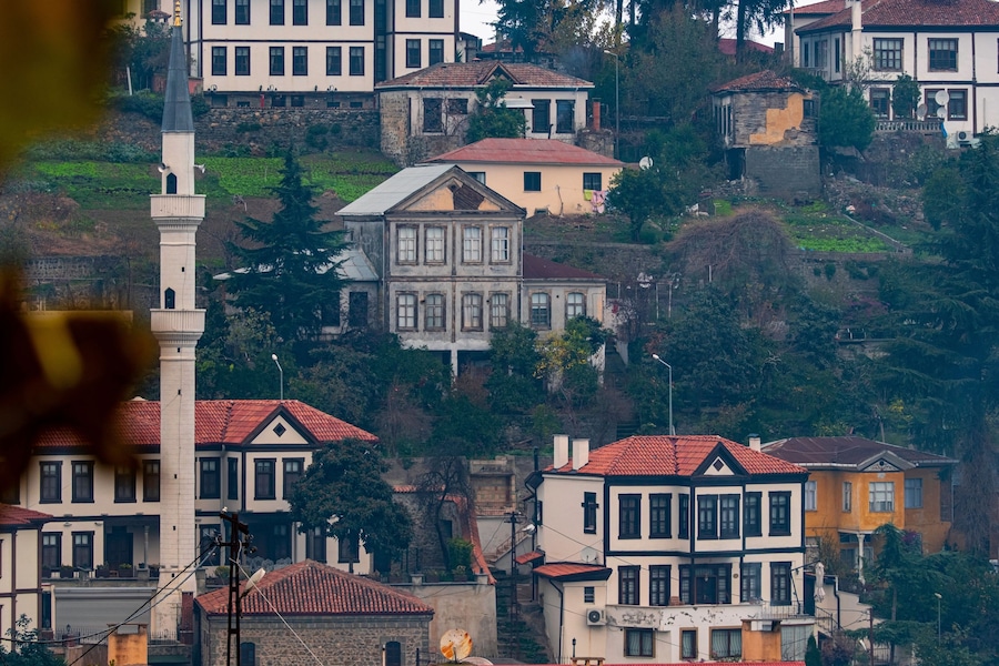 The historical Ortamahalle in Trabzon's Akçaabat district attracts attention tourists with its Ottoman houses, mansions, cobbled streets, fountains and neighborhood culture as a whole.