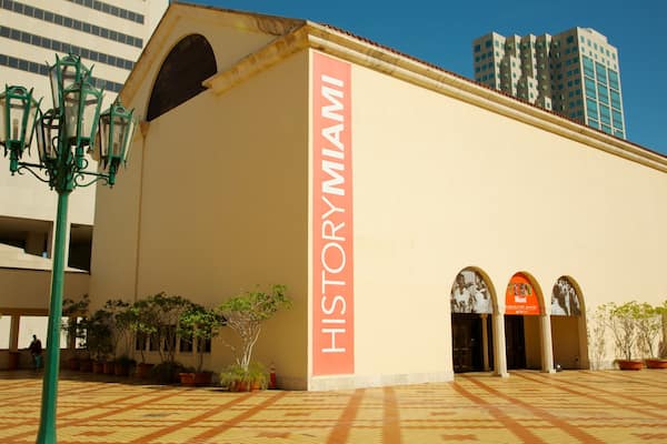 Perez Kunstmuseum i Miami som viser kunst og en by