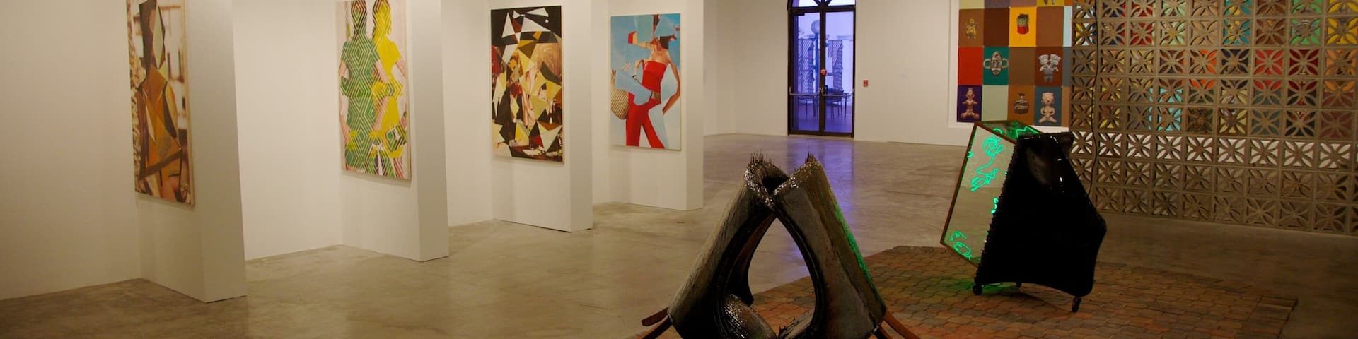 Museo de arte Pérez Miami que incluye vistas interiores y arte