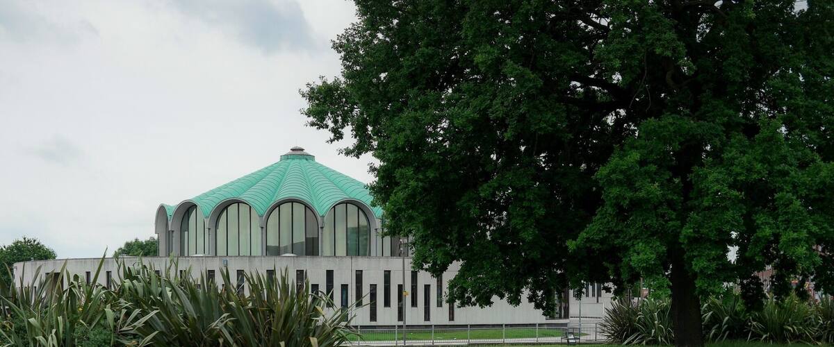 During the 18th century there was a tradition, that on the first Friday in July, a large number of East Enders would travel to Fairlop to eat a meal of bacon and beans beneath as well as partake in general celebrations beneath an ancient oak tree. By the 1750s it was estimated that over 100,000 people could be expected to attend. The original oak blew down in 1820 and the celebration declined, perhaps as a result of licensing laws. The New Fairlop Oak was planted in 1951 and sits in the middle of Fullwell Cross roundabout. The building behind is the Fullwell Cross library.
Nearest station: Fairlop.