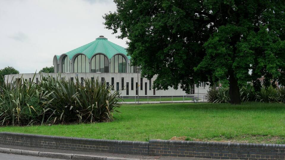 During the 18th century there was a tradition, that on the first Friday in July, a large number of East Enders would travel to Fairlop to eat a meal of bacon and beans beneath as well as partake in general celebrations beneath an ancient oak tree. By the 1750s it was estimated that over 100,000 people could be expected to attend. The original oak blew down in 1820 and the celebration declined, perhaps as a result of licensing laws. The New Fairlop Oak was planted in 1951 and sits in the middle of Fullwell Cross roundabout. The building behind is the Fullwell Cross library.
Nearest station: Fairlop.