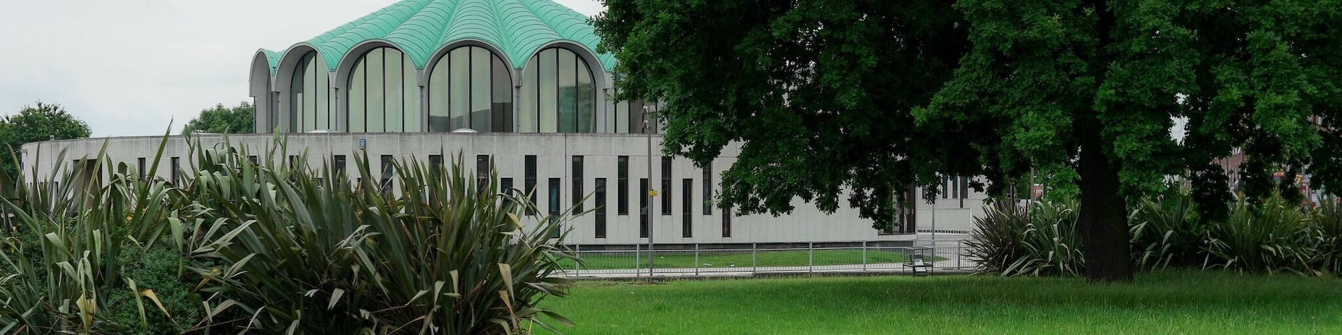 During the 18th century there was a tradition, that on the first Friday in July, a large number of East Enders would travel to Fairlop to eat a meal of bacon and beans beneath as well as partake in general celebrations beneath an ancient oak tree. By the 1750s it was estimated that over 100,000 people could be expected to attend. The original oak blew down in 1820 and the celebration declined, perhaps as a result of licensing laws. The New Fairlop Oak was planted in 1951 and sits in the middle of Fullwell Cross roundabout. The building behind is the Fullwell Cross library.
Nearest station: Fairlop.