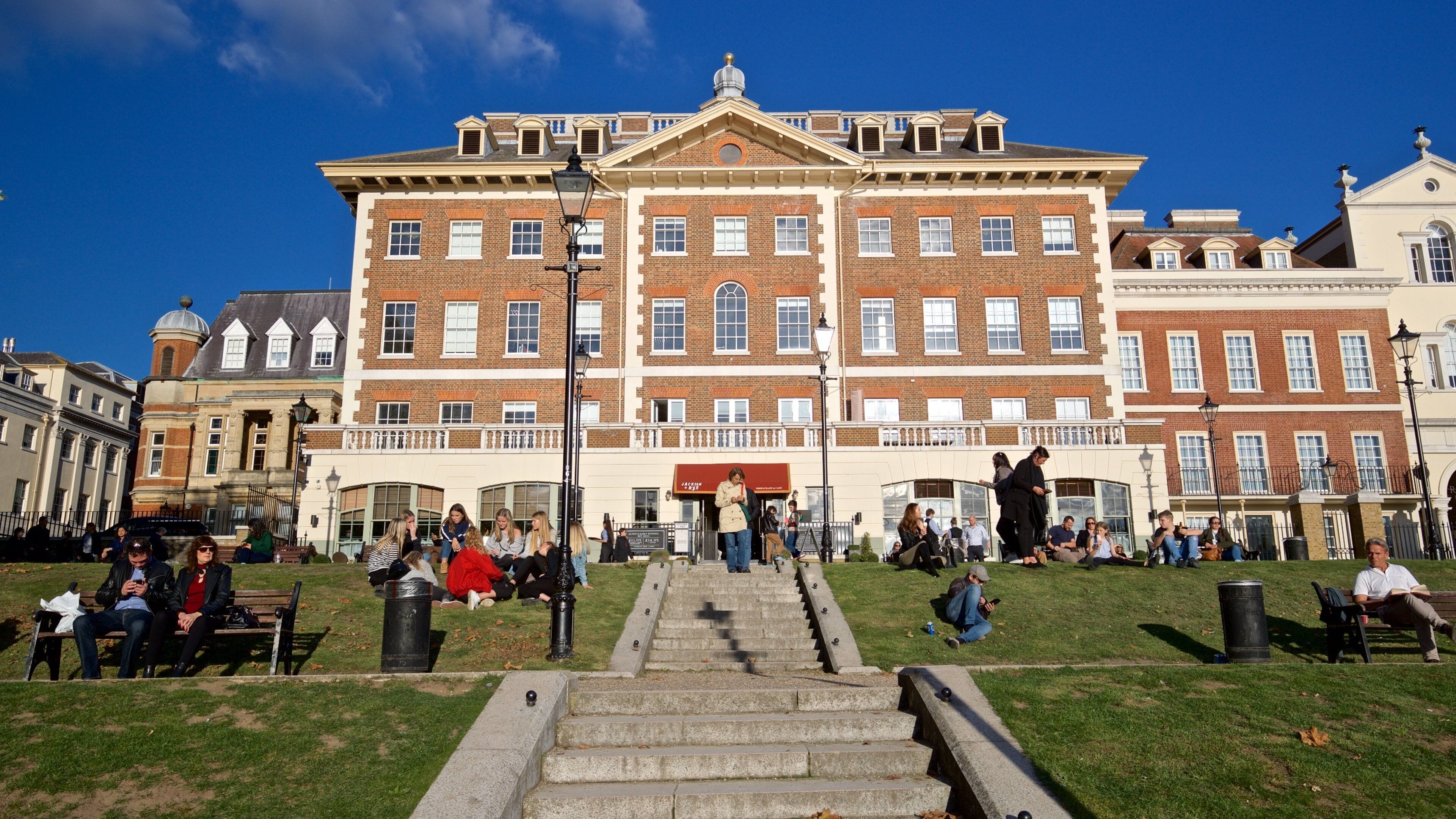 Richmond showing heritage elements as well as a large group of people