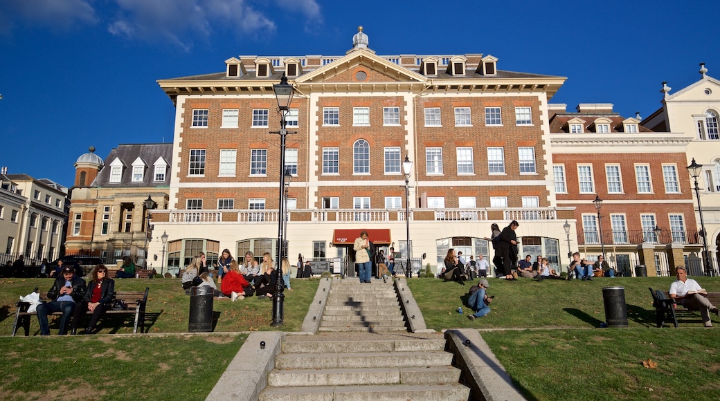 Richmond showing heritage elements as well as a large group of people