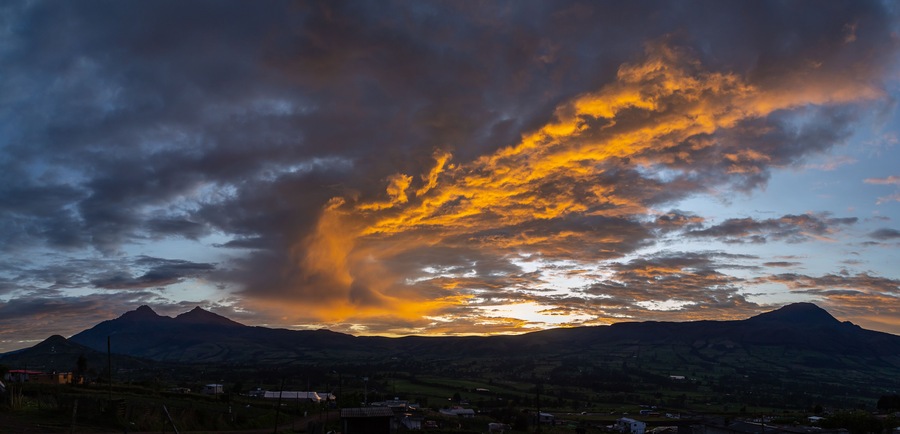 Un coucher de soleil sur les montagnes, avec une formation nuageuse spectaculaire.