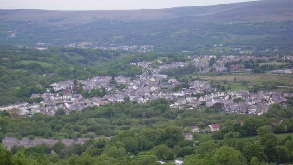 Eine Stadt eingebettet in ein Tal, umgeben von Hügeln.