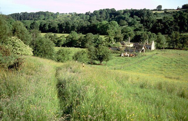 Auchenglen. The ruins of the farm also seen in 1416009, from the path up Auchenglen Hill. The farm is in the Auchenglen Burn valley, but the rising ground beyond is across the much larger Fiddler Burn.