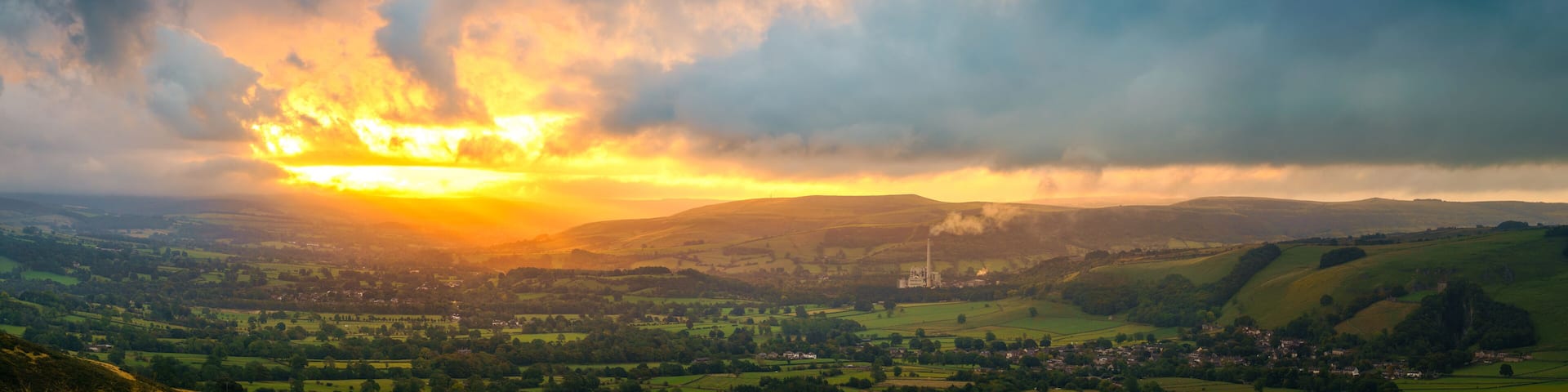 Hope valley and Mam Tor near Castleton. Peak District. England