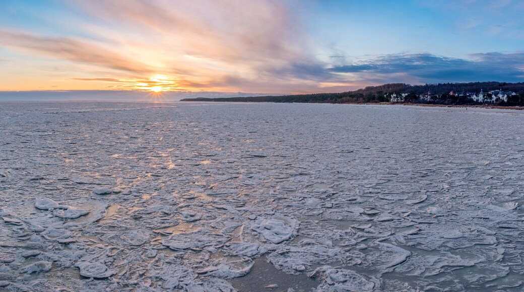 Sonnenaufgang über der zugefrorenen Ostsee in Zinnowitz mit Blick nach Zempin, seltene Eisblumen auf der Meeresoberfläche, mystische Winterstimmung im Februar 2026