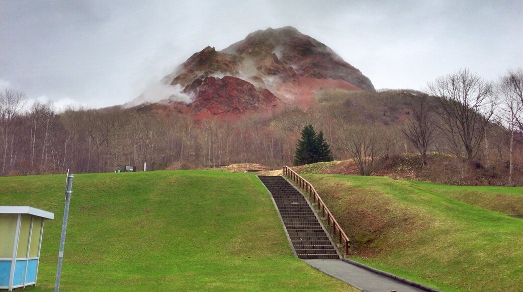 昭和新山。2013年5月。雨天時は過熱した溶岩から水蒸気が立ち上る