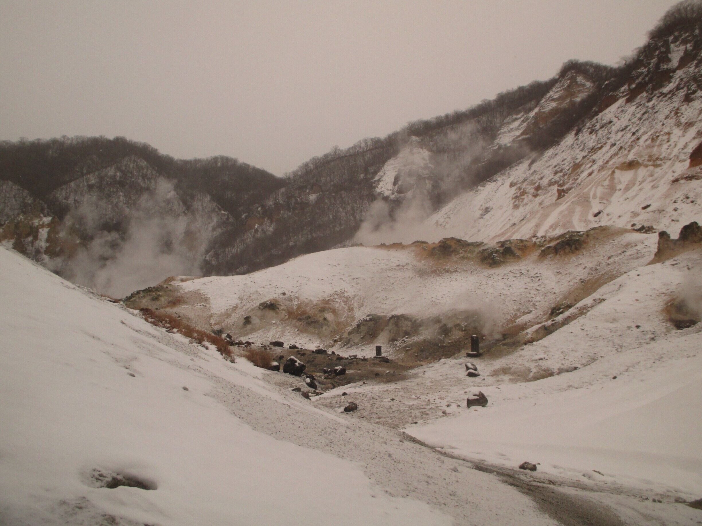Jigokudani (Hell Valley) in Noboribetsu Onsen: I recommend a visit here, to enjoy a nice onsen with this water, notorious for its beneficial effects on the body. One of the places to visit in Hokkaido! 