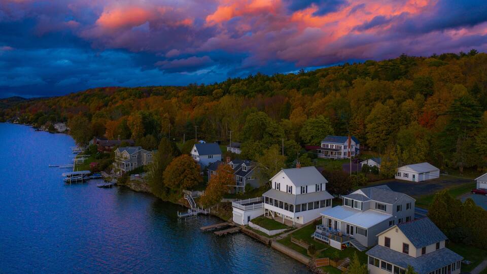 A lakeside community with houses and docks.