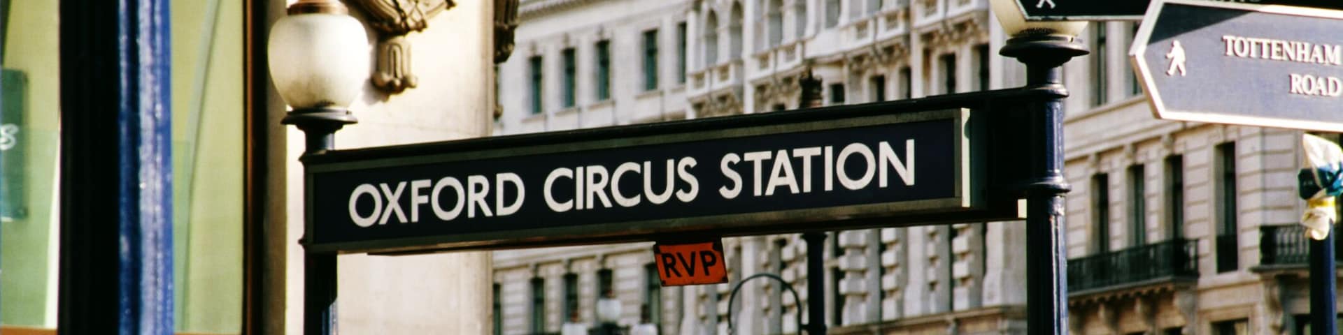 Placa de rua para a estação Oxford Circus, com indicações de direção para Carnaby Street, Soho e Tottenham Road.