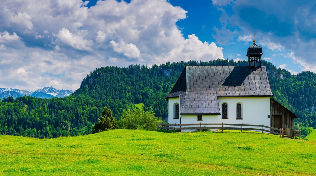 Germany, Bavaria, Obermaiselstein, Panorama of Kapelle Oberdorf with mountains in background