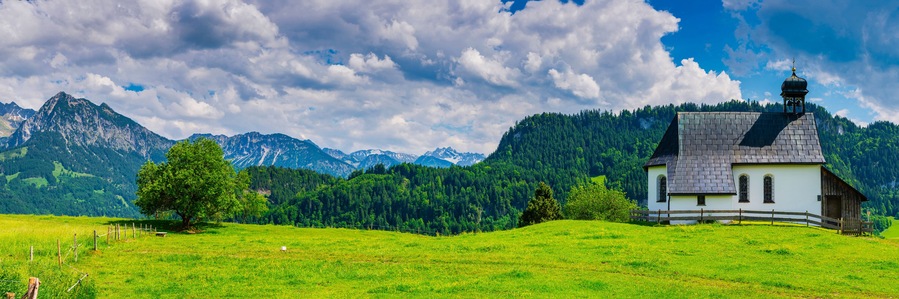 Germany, Bavaria, Obermaiselstein, Panorama of Kapelle Oberdorf with mountains in background