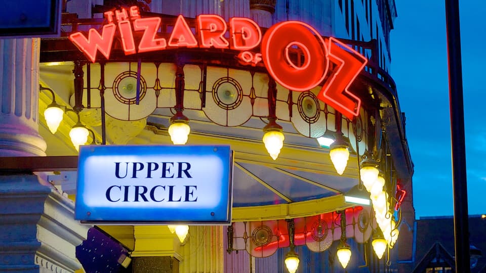 West End mostrando uma cidade e sinalização