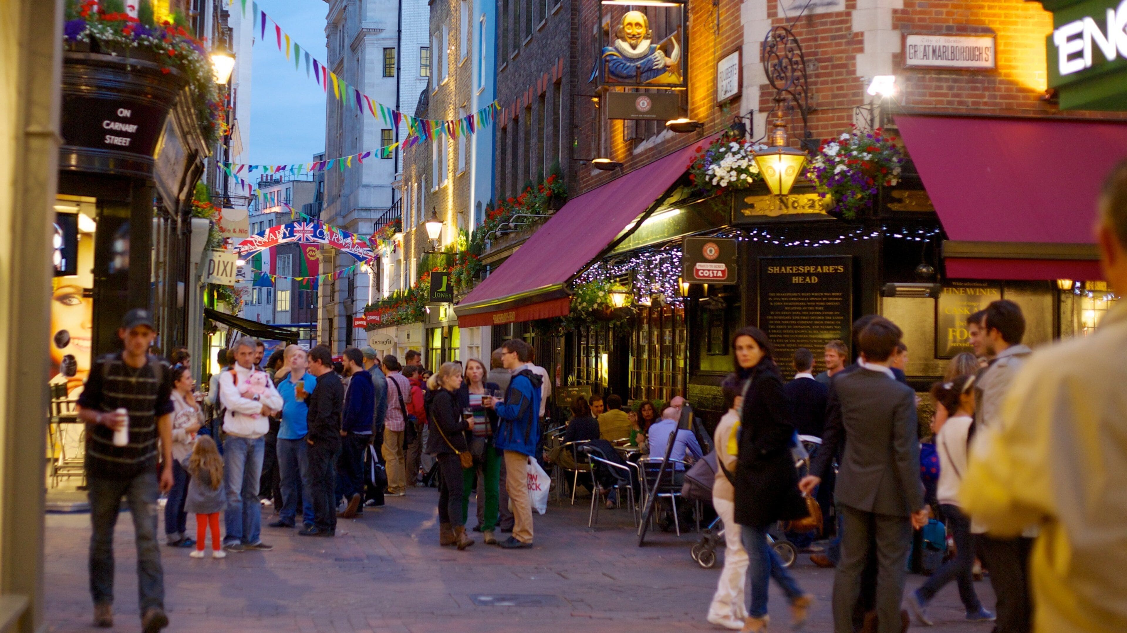 West End que inclui cenas de rua e uma cidade assim como um grande grupo de pessoas