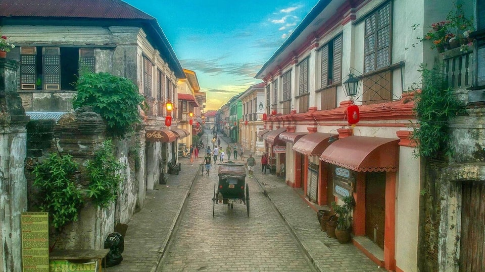 The History of Calle Crisologo in Vigan, Ilocos Sur
Calle Crisologo is one of the famous historical sites in Vigan, Ilocos Sur. This is the best place if you want to see Spanish
colonial architectures. It is consider the major attraction of the town because it is filled with Spanish-style houses which have been preserved for more
than hundred years.