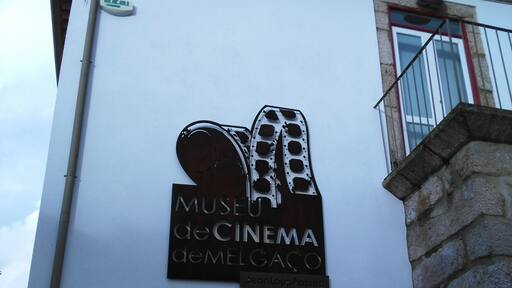 Un edificio con un cartel que dice 'Museu de Cinema de Melgaço'.