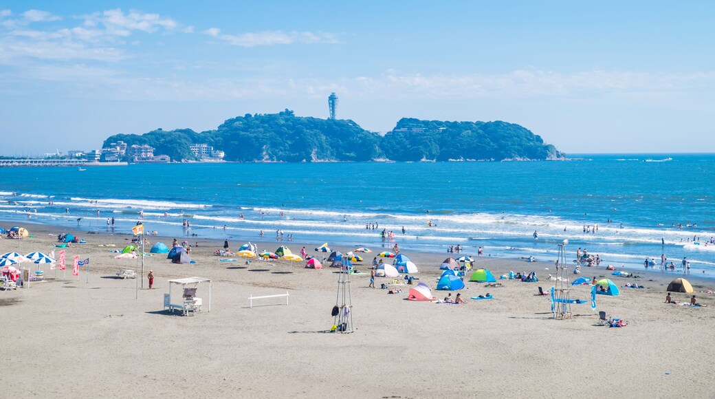 片瀬西浜海水浴場と江の島の風景 / Scenery of Katase West Beach and Enoshima Island. Fujisawa, Kanagawa, Japan.
