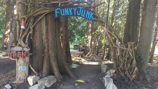 One of the many cute little art galleries in town.