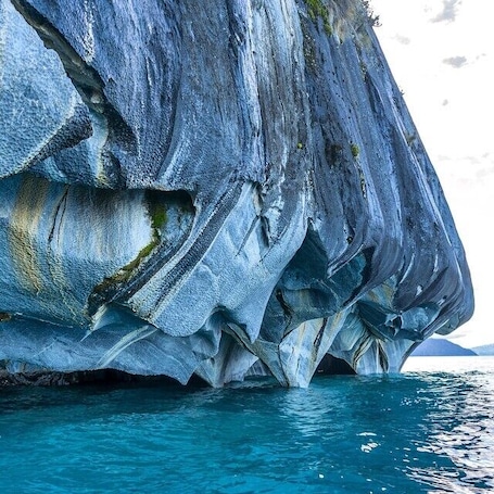 The Marble Cathedral in the General Carrera lake has incredibly beautiful shapes and is surrounded by crystal clear turquoise water! #Cave #Cathedral #Nature #Patagonia