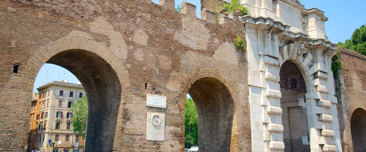 San Giovanni mostrando architettura d\'epoca, oggetti d\'epoca e castello