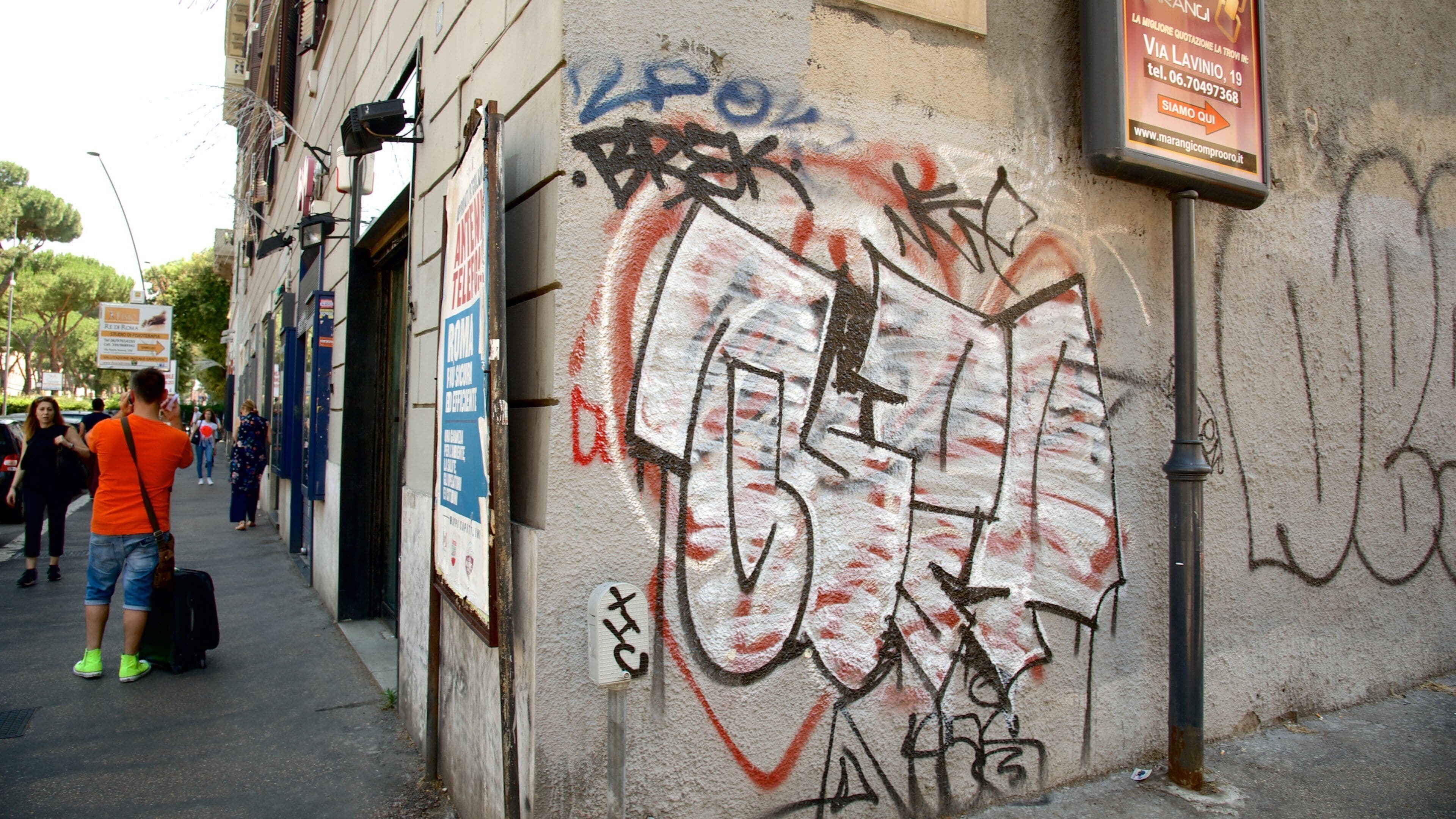 San Giovanni ofreciendo escenas urbanas, señalización y una ciudad