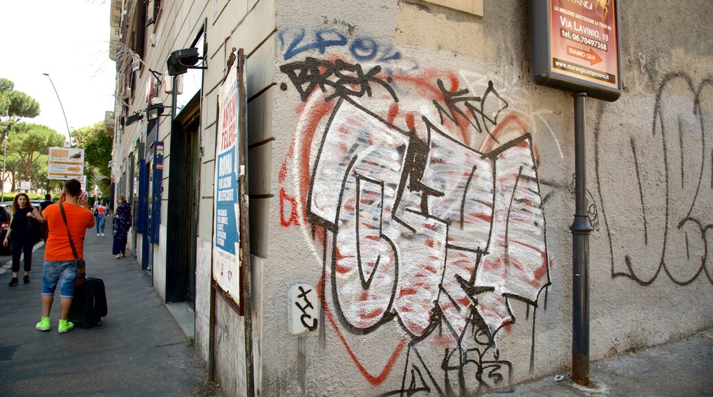 San Giovanni ofreciendo escenas urbanas, señalización y una ciudad