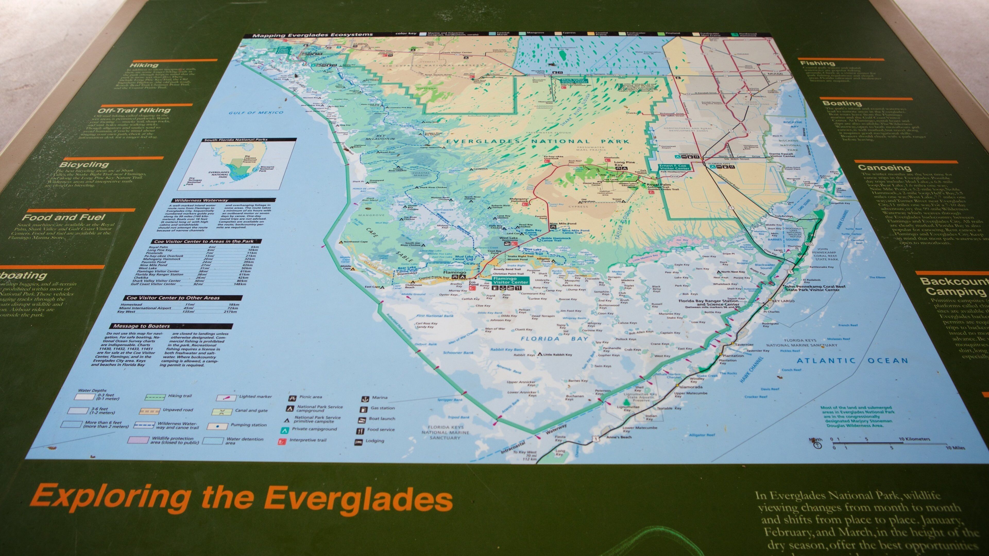 Ernest F. Coe Visitor Center qui includes signalisation