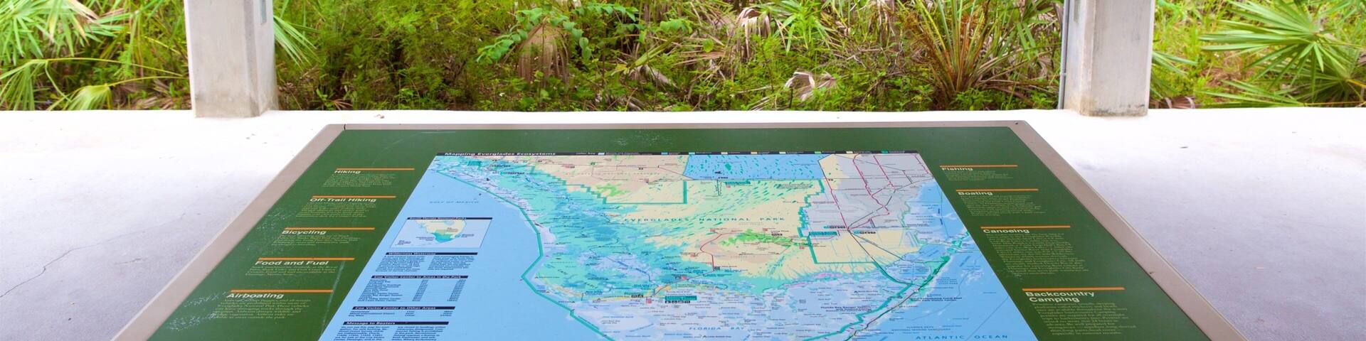 Centro de visitantes Ernest F. Coe mostrando señalización