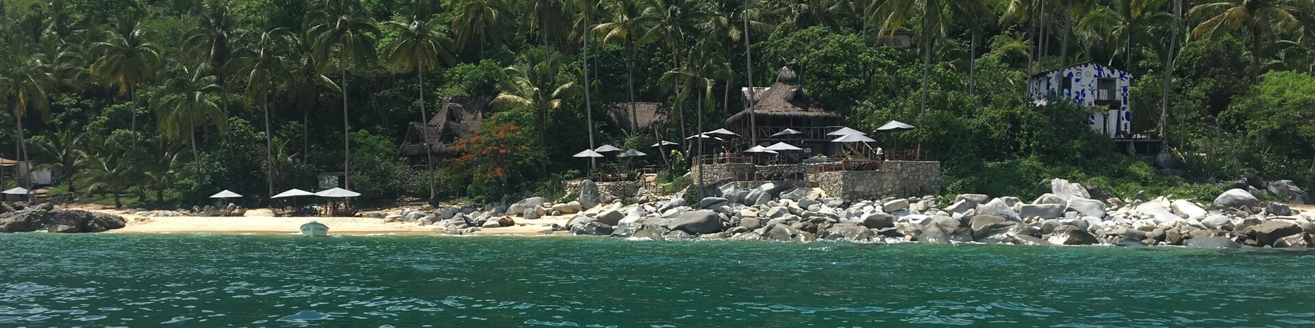 You never truly know what you might see when you set sail. Beautiful huts near a virgin beach? Clear waters and a mysterious jungle? Curious dolphins swimming along side the boat? Well, in Mexico we like to choose all of the above.
#LocalSecrets #mexico