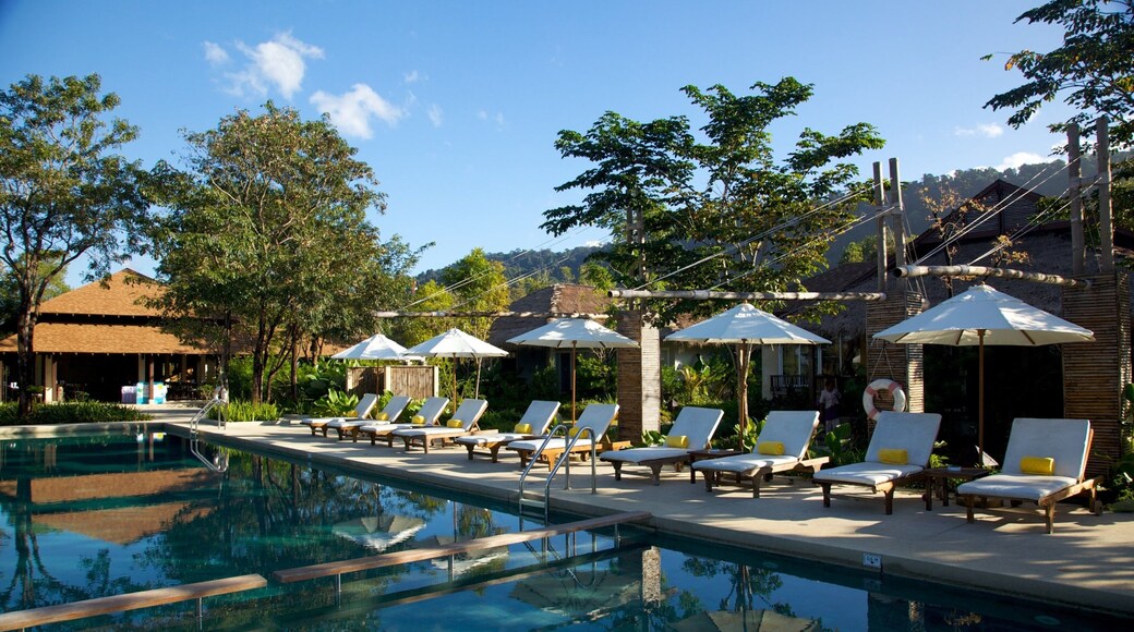 Trat som inkluderar en pool och ett lyxhotell