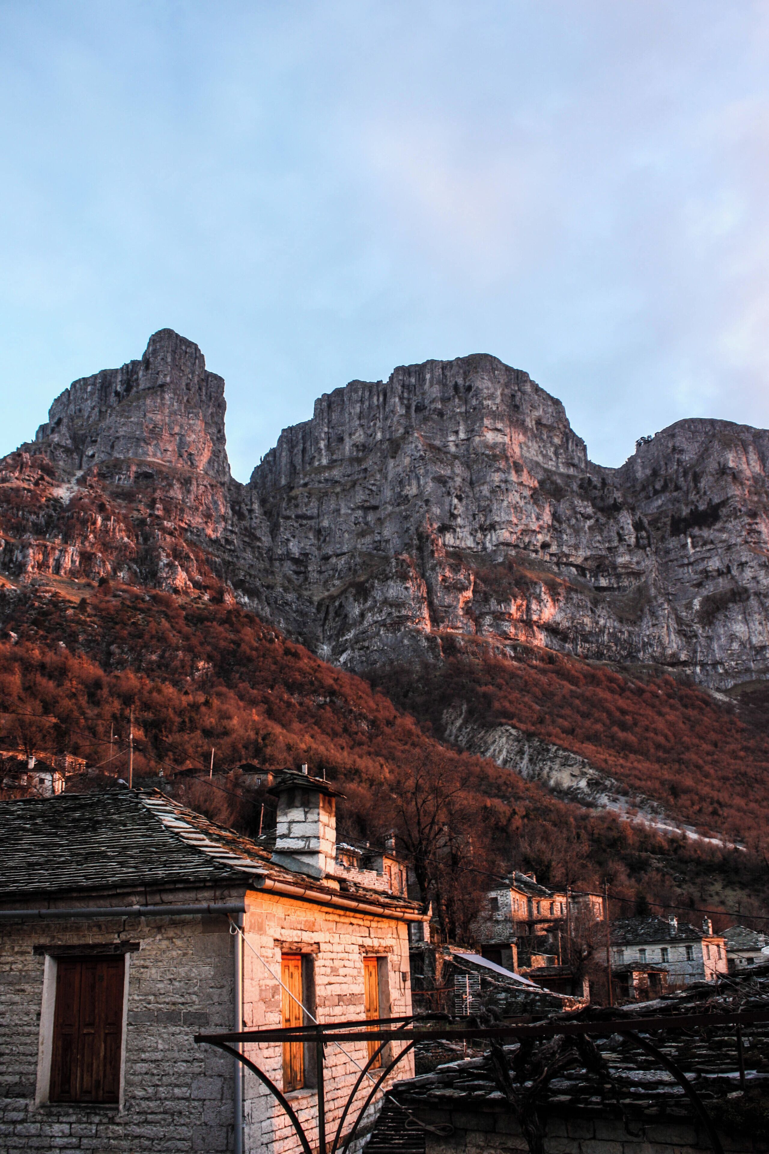 The village of Papingo is located very near the northern end of the Vikos Gorge and is inside the Vikos–Aoös National Park.
A footpath leads up from the village through the sub-alpine plateaus of Mt Tymphe to Drakolimni (Dragonlake), a glacial lake at an altitude of 2000 m. The trek to the lake lasts about 5 hours.