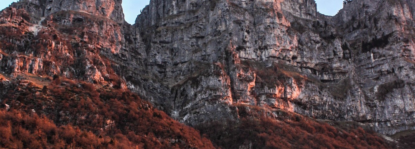 The village of Papingo is located very near the northern end of the Vikos Gorge and is inside the Vikos–Aoös National Park.
A footpath leads up from the village through the sub-alpine plateaus of Mt Tymphe to Drakolimni (Dragonlake), a glacial lake at an altitude of 2000 m. The trek to the lake lasts about 5 hours.
