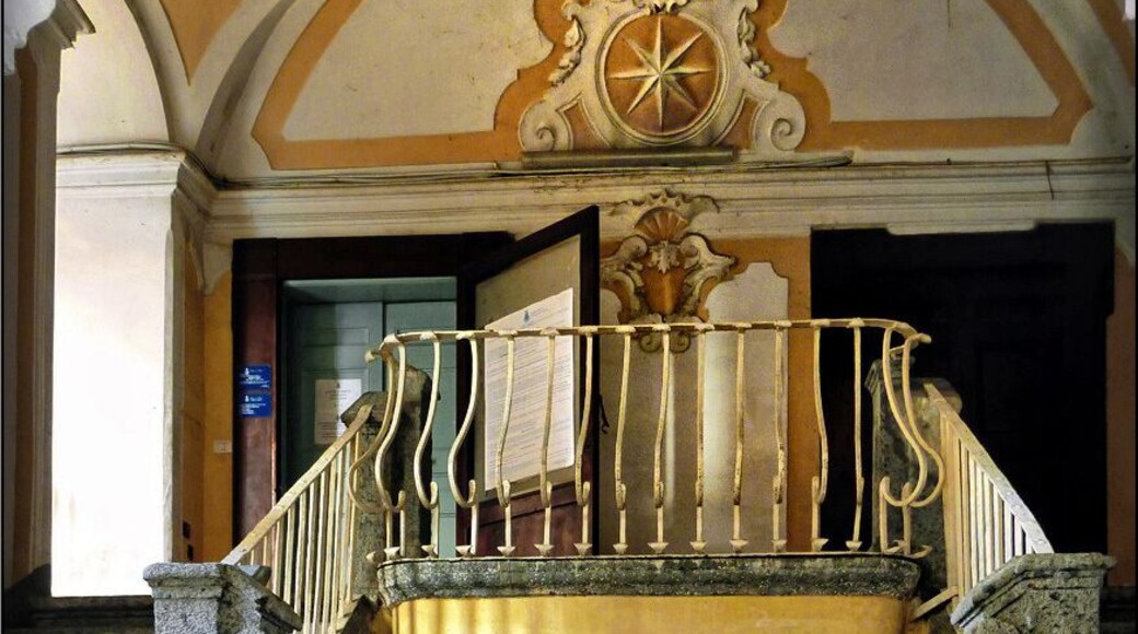 La scala di accesso (in piperno) al piano ammezzato di Villa Meola a Portici - Italia.