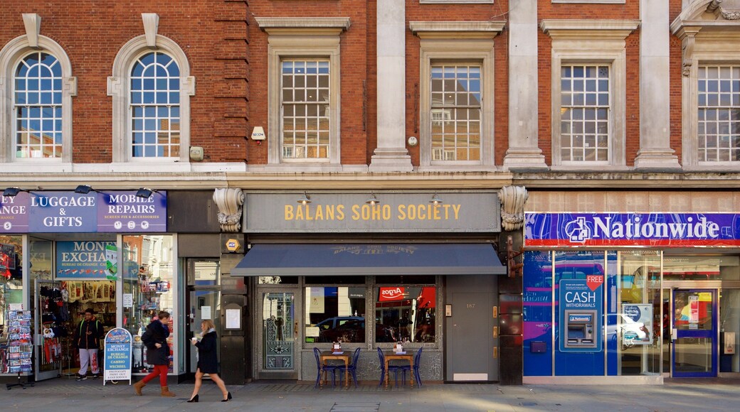 Kensington High Street presenterar affärsdistrikt, gatuliv och historisk arkitektur