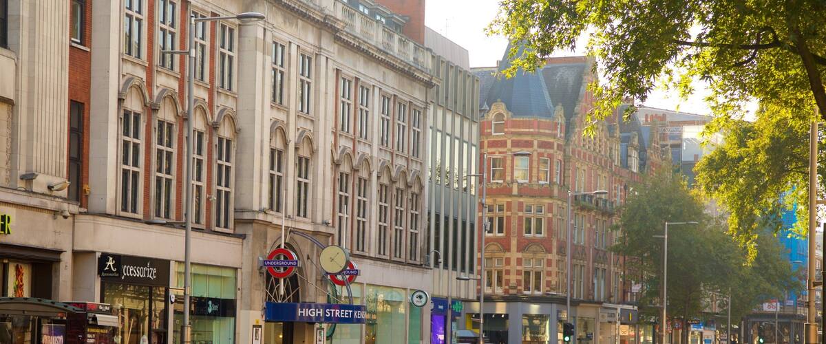 Kensington High Street che include architettura d\'epoca e strade cosi come un grande gruppo di persone