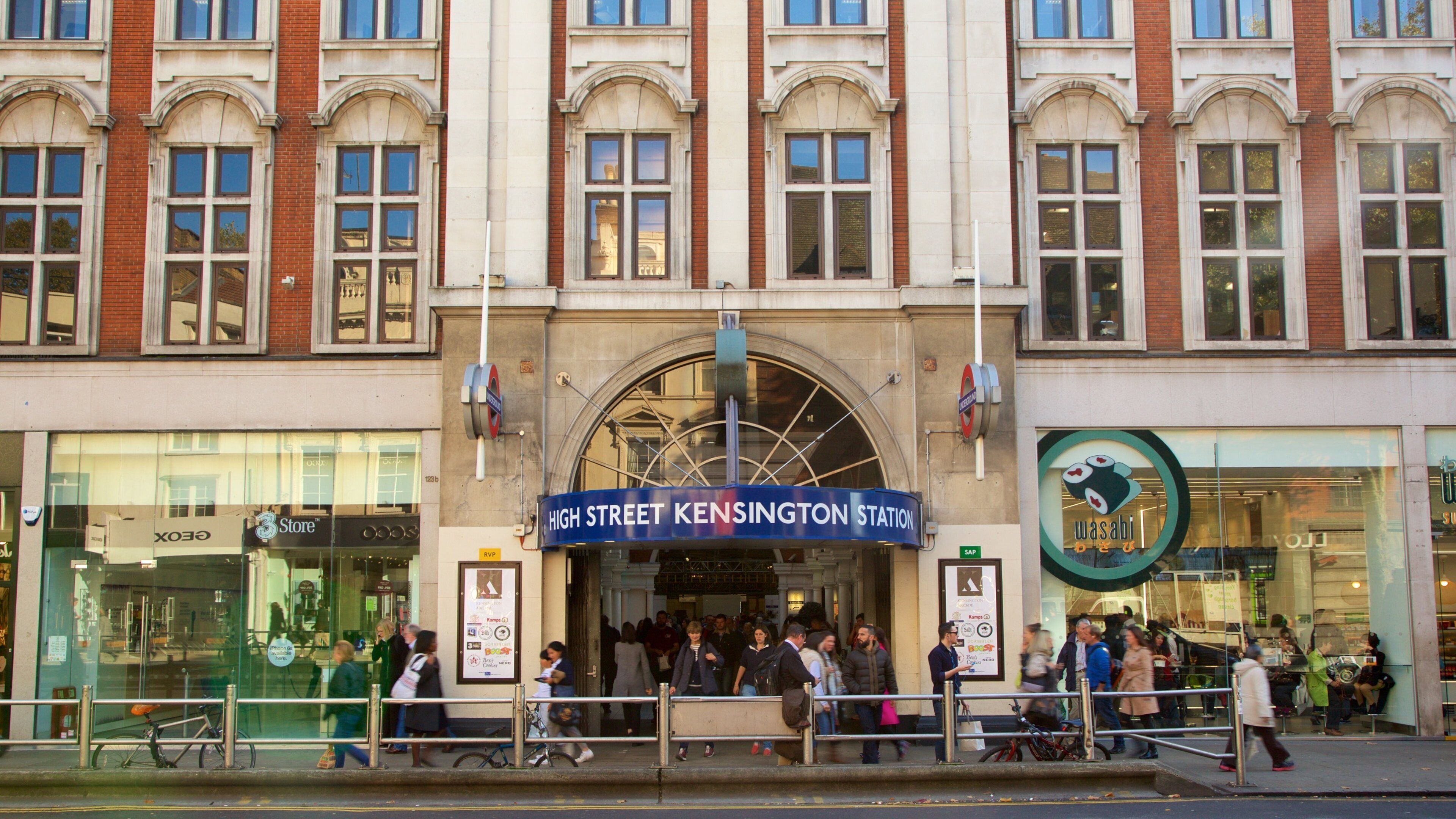 Kensington High Street showing street scenes, heritage architecture and signage