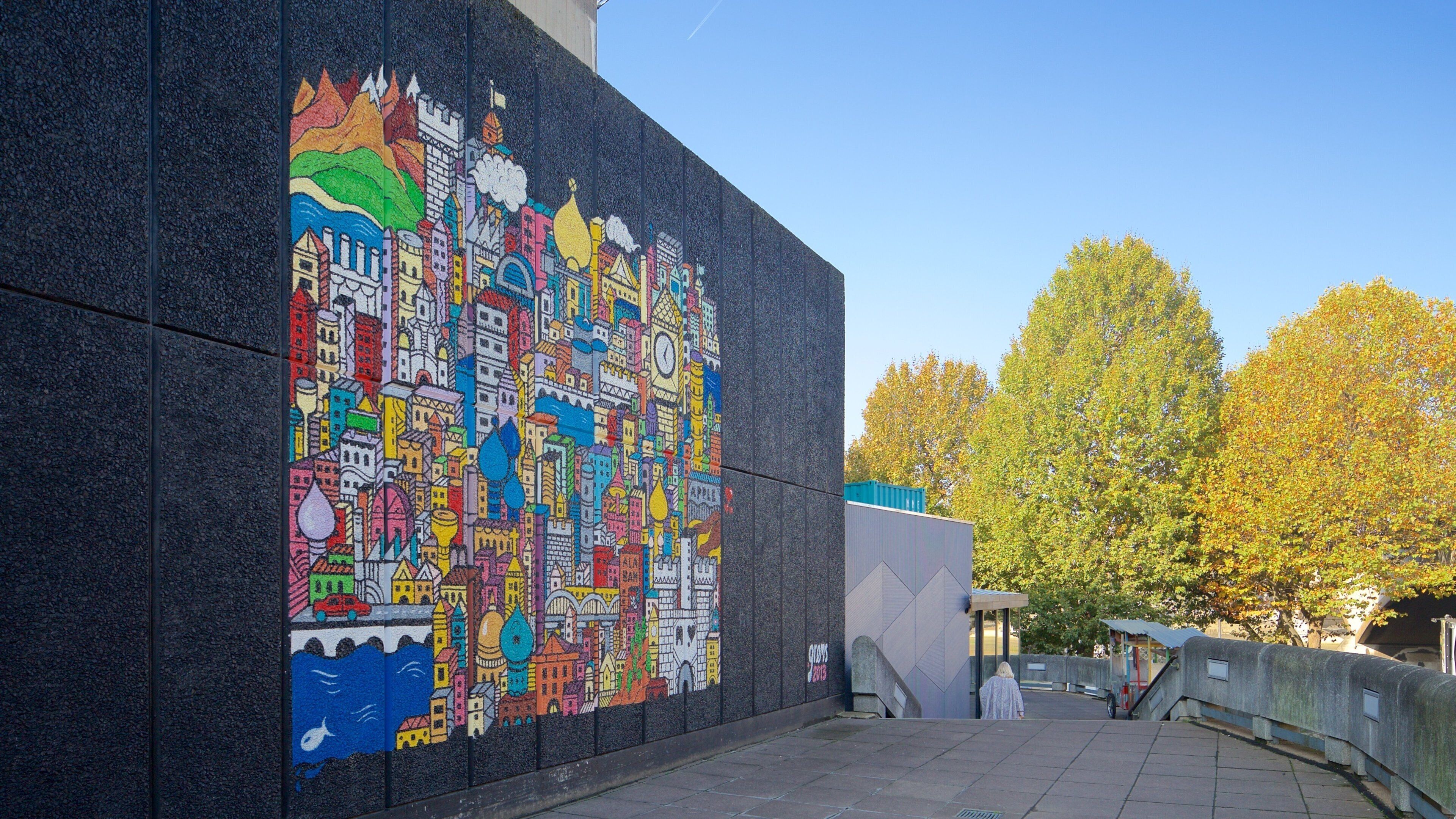 Southbank Centre showing theater scenes and outdoor art