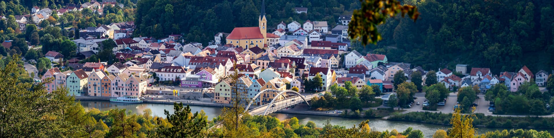 Riedenburg im Altmühltal, Bayern Blick auf die Altstadt mit Fluss Altmühl