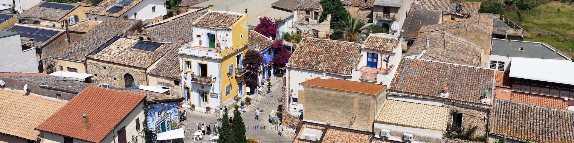 Borgo Parrini, Palermo, Sicilia, Italia - 06/15/2025: Case dipinte dell'antico Borgo detto anche la Barcellona di Partinico.
Ripresa aerea con drone di Borgo Parrini, meta turistica della Sicilia.