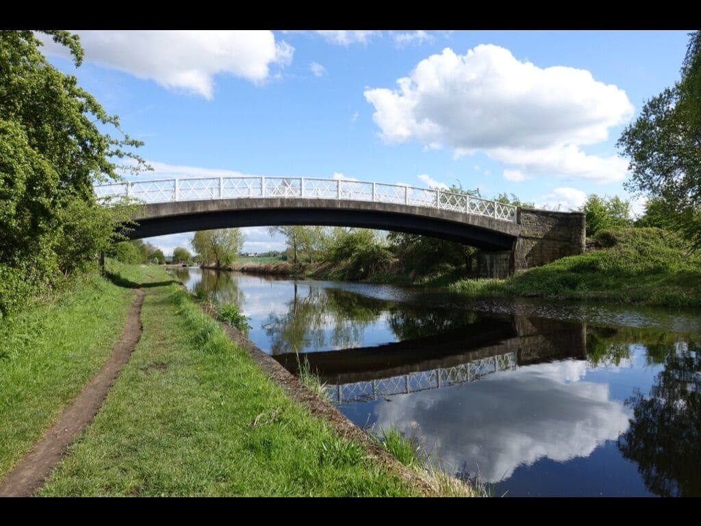 Calder & Hebble Navigation Canal, between Dewsbury & Ossett, West Yorkshire UK
