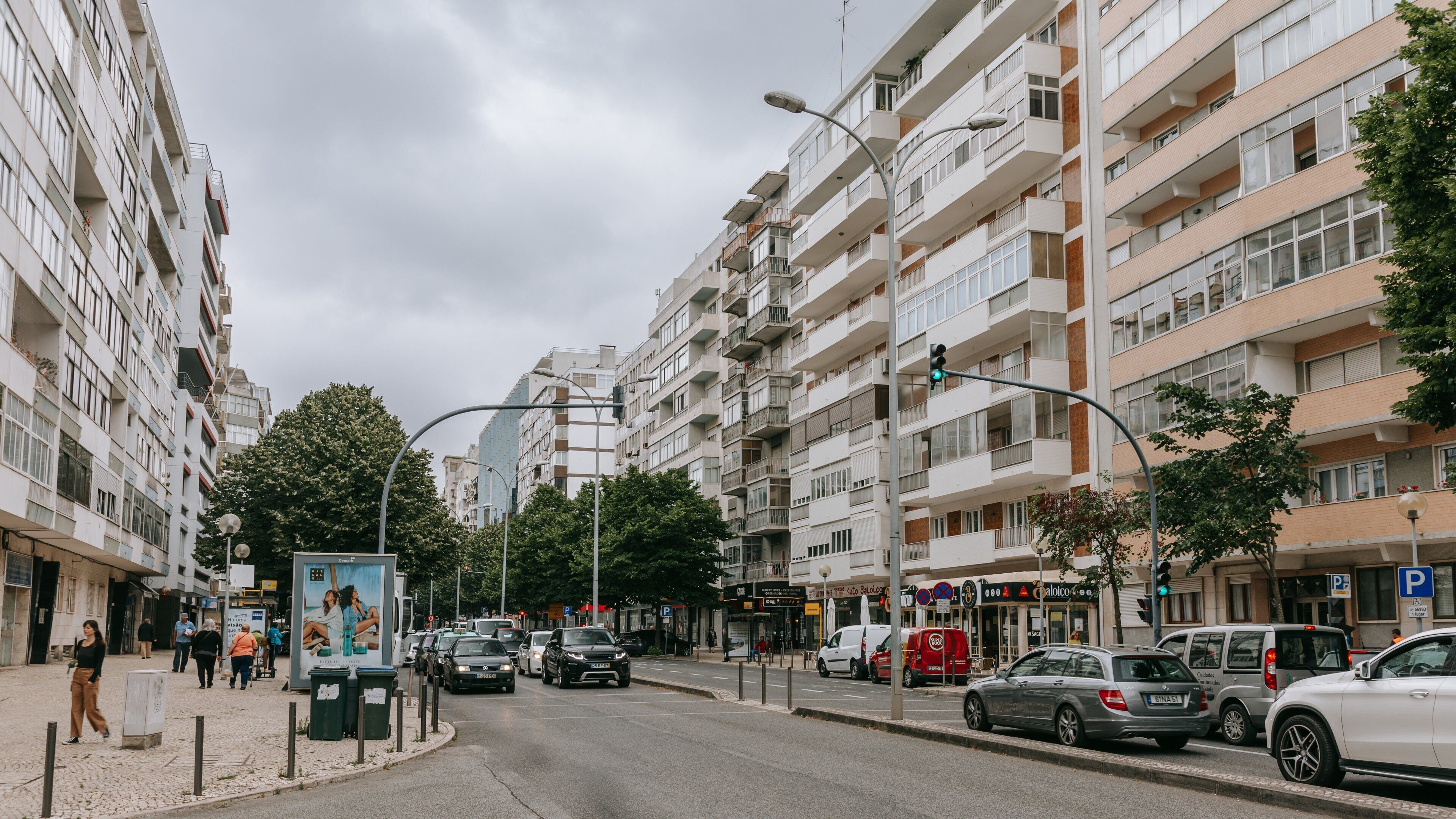 Sete Rios showing street scenes and a city