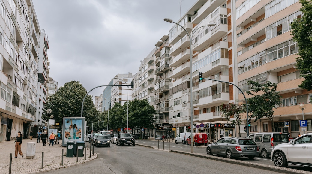 Sete Rios showing street scenes and a city