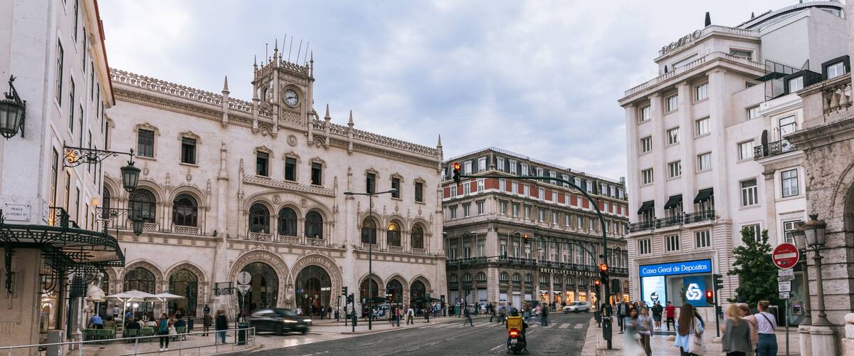 Avenida da Liberdade showing street scenes and a city