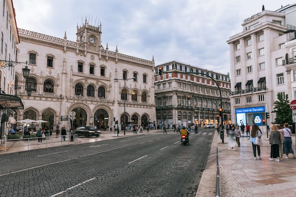 Avenida da Liberdade showing street scenes and a city
