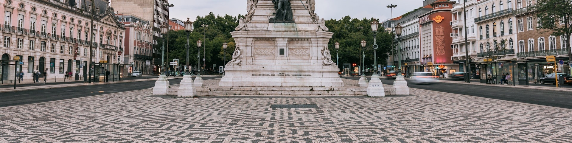 Avenida da Liberdade showing a square or plaza and a statue or sculpture